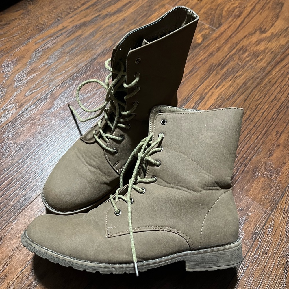 Tan boots. Size 7